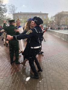 В День Победы на площади Карла Маркса, несмотря на погоду, вновь состоялась акция "Вальс Победы"