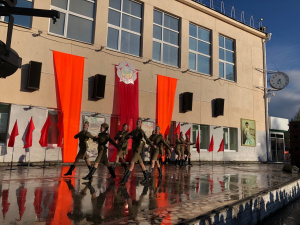 Вечер 9 Мая завершился концертом «Этих дней не смолкнет слава», который прошел на площади Карла Маркса