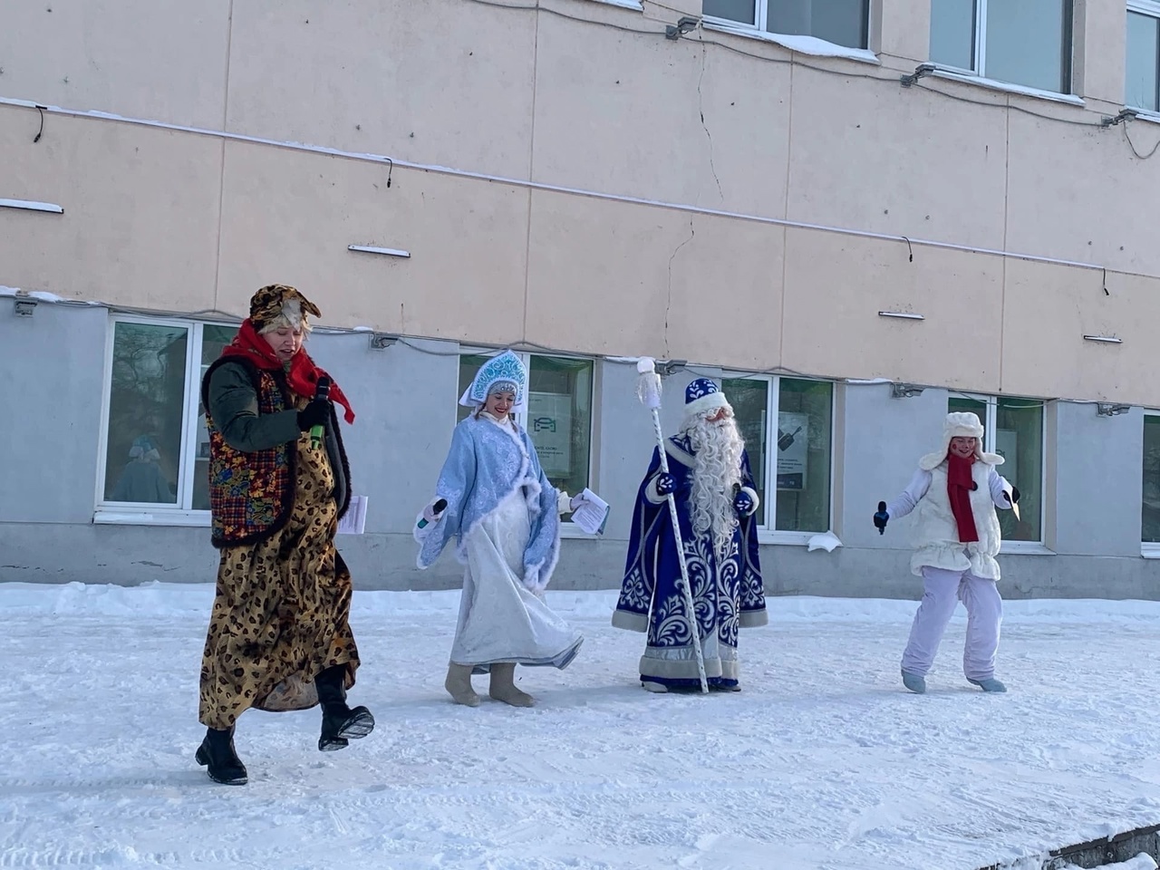 Праздничный хоровод у новогодней елки Праздничный хоровод у новогодней елки