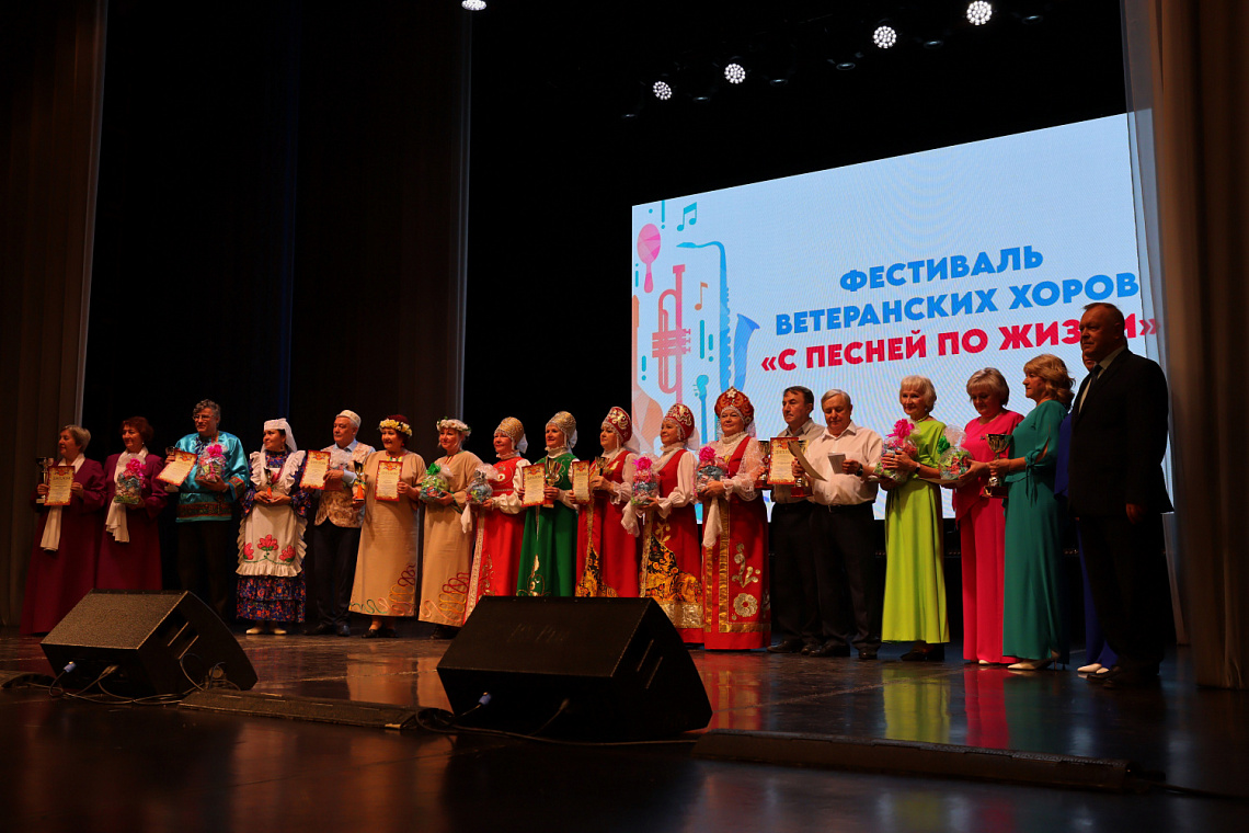  22 коллектива встретились сегодня во Дворце культуры на гала-концерте открытого муниципального фестиваля ветеранских хоров «С песней по жизни».