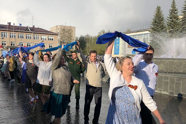 В День Победы на площади Карла Маркса, несмотря на погоду, вновь состоялась акция "Вальс Победы"