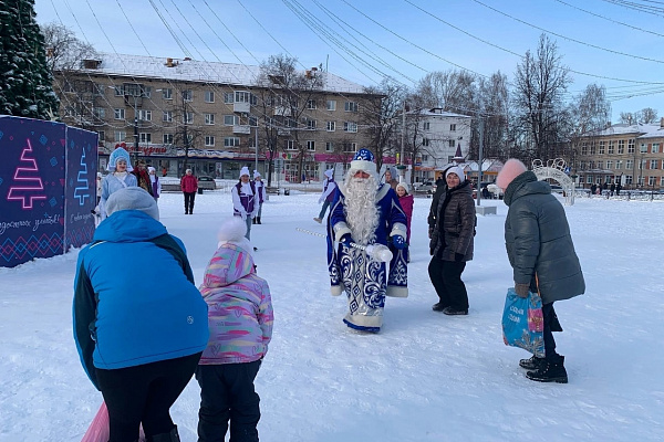Праздничный хоровод у новогодней елки 