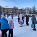 Праздничный хоровод у новогодней елки 