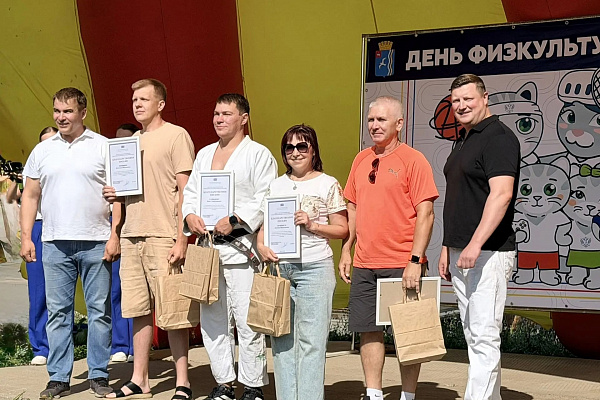 Сегодня на стадионе школы "Рекорд" (запасном поле стадиона «Центральный») прошло торжественное мероприятие, посвященное Всероссийскому дню физкультурника