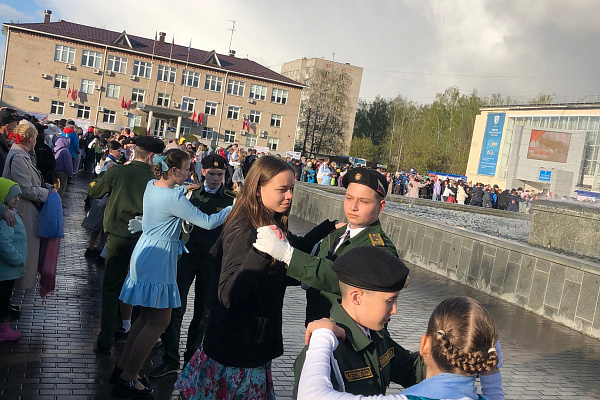 В День Победы на площади Карла Маркса, несмотря на погоду, вновь состоялась акция "Вальс Победы"