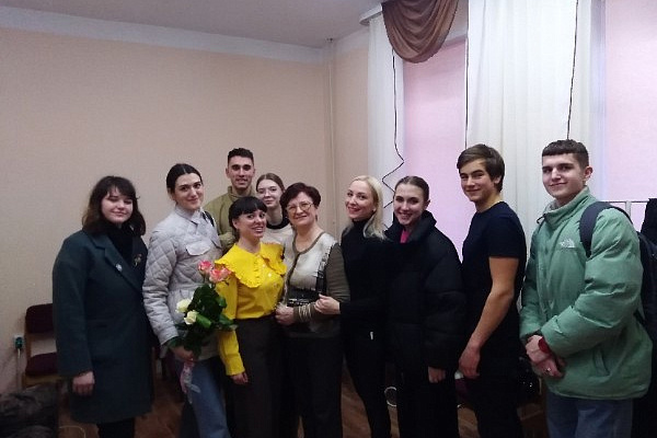 Народный театр юного зрителя отправился с гастролями в поселок Куеда 