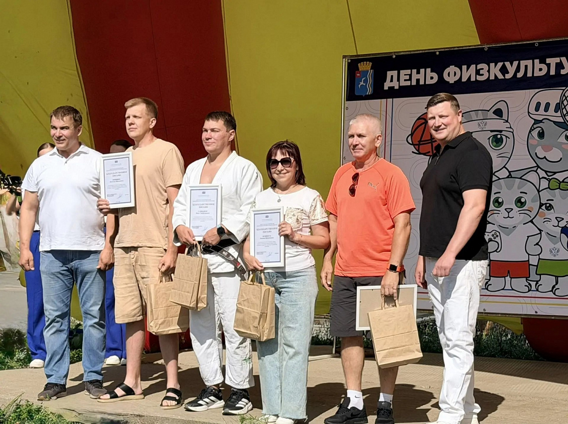 Сегодня на стадионе школы "Рекорд" (запасном поле стадиона «Центральный») прошло торжественное мероприятие, посвященное Всероссийскому дню физкультурника