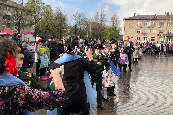 В День Победы на площади Карла Маркса, несмотря на погоду, вновь состоялась акция "Вальс Победы"