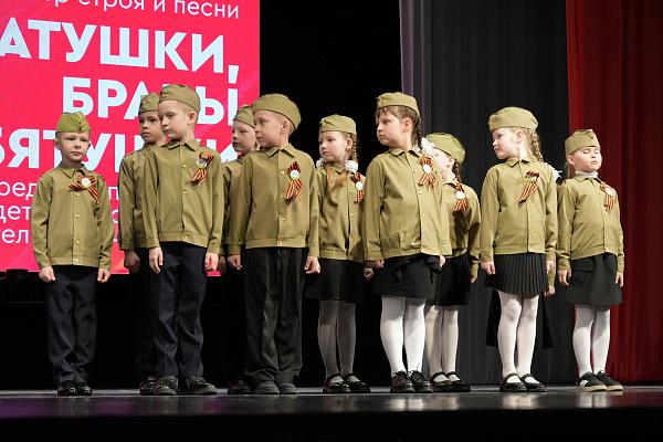 Впервые в Чайковском! Во Дворце культуры состоялся смотр строя и песни "Солдатушки, бравы ребятушки!"