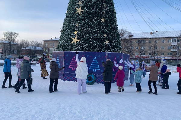 Праздничный хоровод у новогодней елки 
