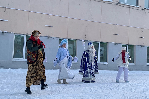 Праздничный хоровод у новогодней елки 