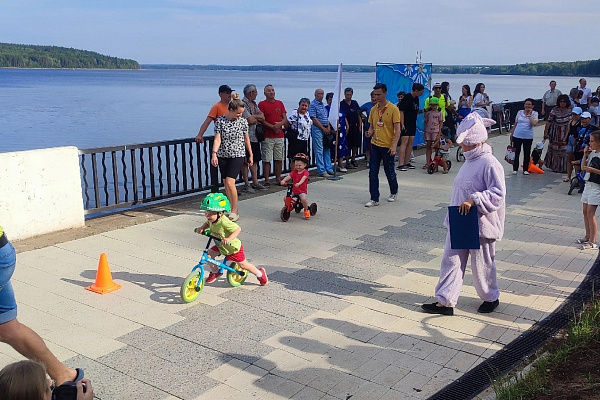 Сегодня Дворец культуры порадовал горожан мероприятиями, посвященными Дню семьи, любви и верности.