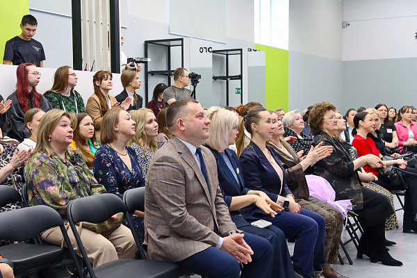 Сегодня сотрудники Дворца культуры принимали поздравления в честь Дня работника культуры